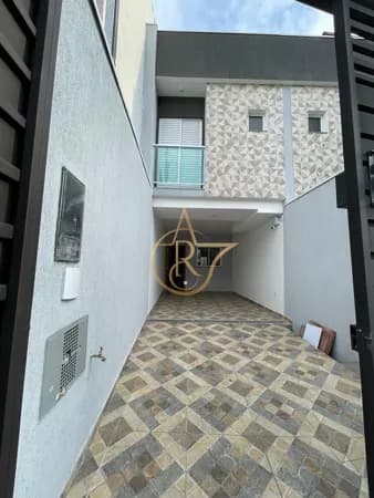 SOBRADO COM 3 DORMITORIOS (1 SUITE), QUINTAL E 2 VAGAS!!!