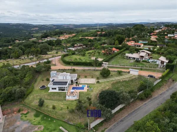 Uma mescla de Luxo e Sofisticação com a vida no campo em uma Linda chácara em condomínio