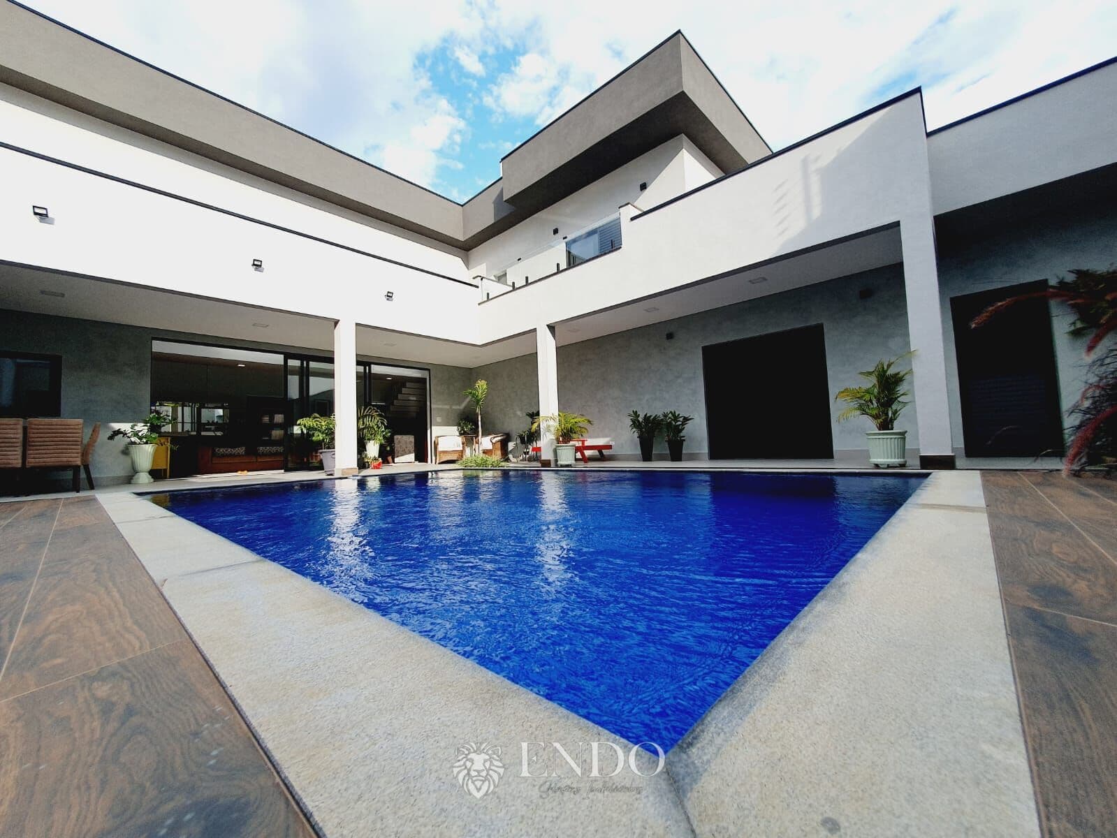 Casa de Alto Padrão no Villa Branca em Jacareí | 500m² Construídos, Piscina e Energia Solar