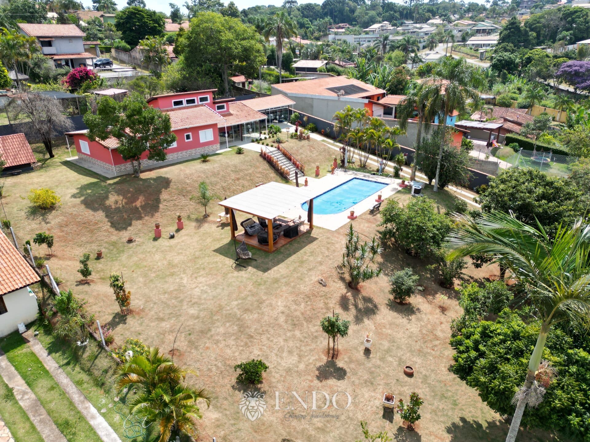 🏡 Chácara de Alto Padrão em Condomínio Fechado em Ibiúna com Vista Panorâmica – Porteira Fechada e Financiável