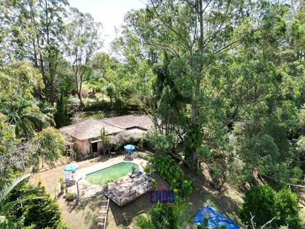 Chácara em meio a natureza com fundo para o lago do condomínio