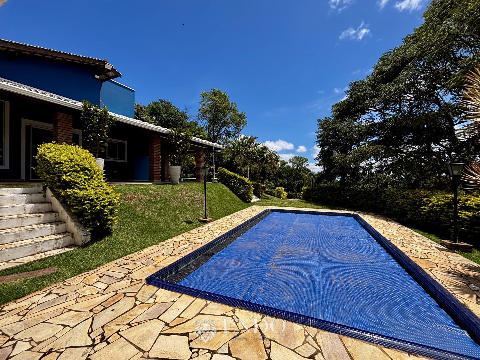 Chácara com Vista Deslumbrante em Ibiúna 🌅 Piscina, Campo de Futebol e Condomínio Seguro