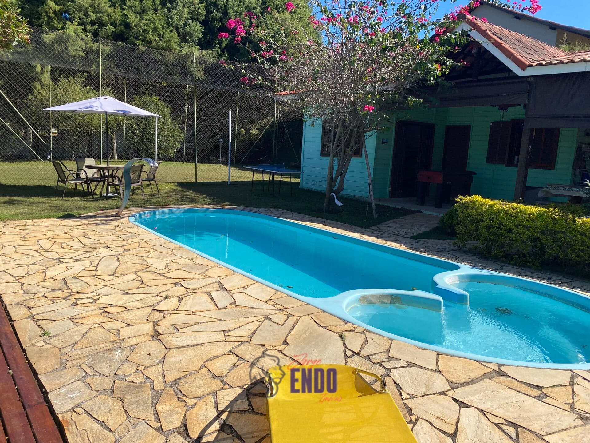 Lindo Chalé de madeira em condomínio fechado