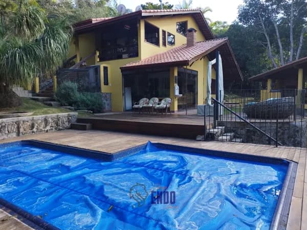 IBIÚNA CHACARA ESTILO COLONIAL EM CONDOMINIO FECHADO