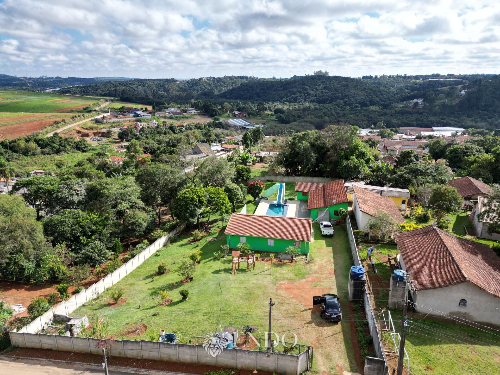Linda Chácara em um excelente bairro com 2500 m e Piscina