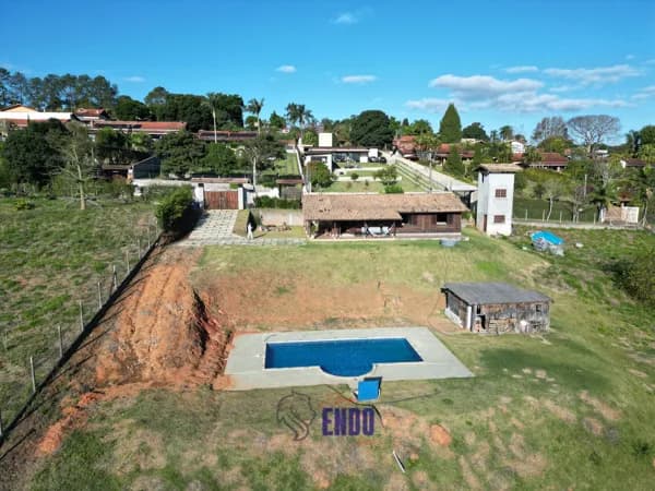 Lindo Chale de Madeira em condominio a venda em Ibiuna 1.500 m