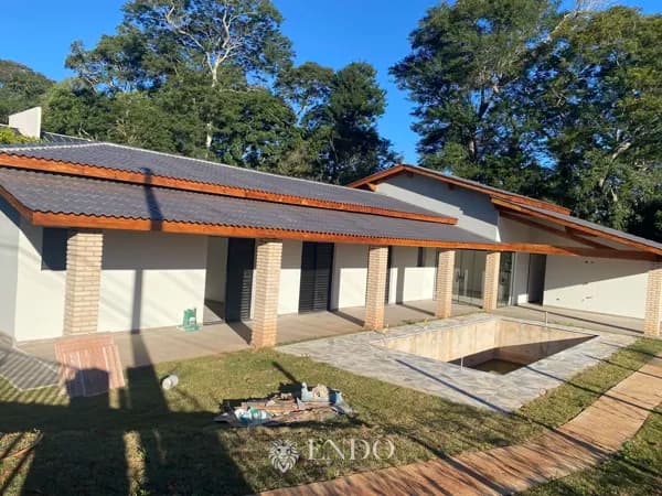 CHÁCARA NOVA com fundo pra mata em condomínio fechado