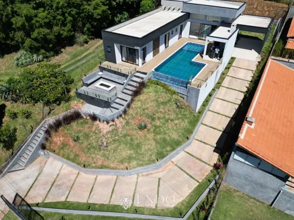 Chácara Moderna com Piscina de Borda Infinita e Vista Panorâmica em Condomínio Fechado – Alto Padrão em Ibiúna