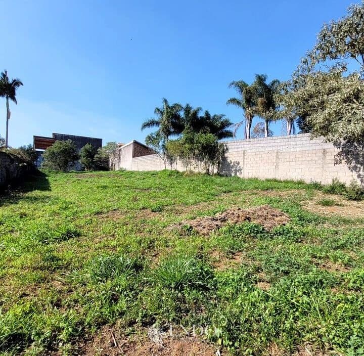 “Terreno Plano e Cercado em Loteamento – 900 m² por Apenas R$120 Mil”