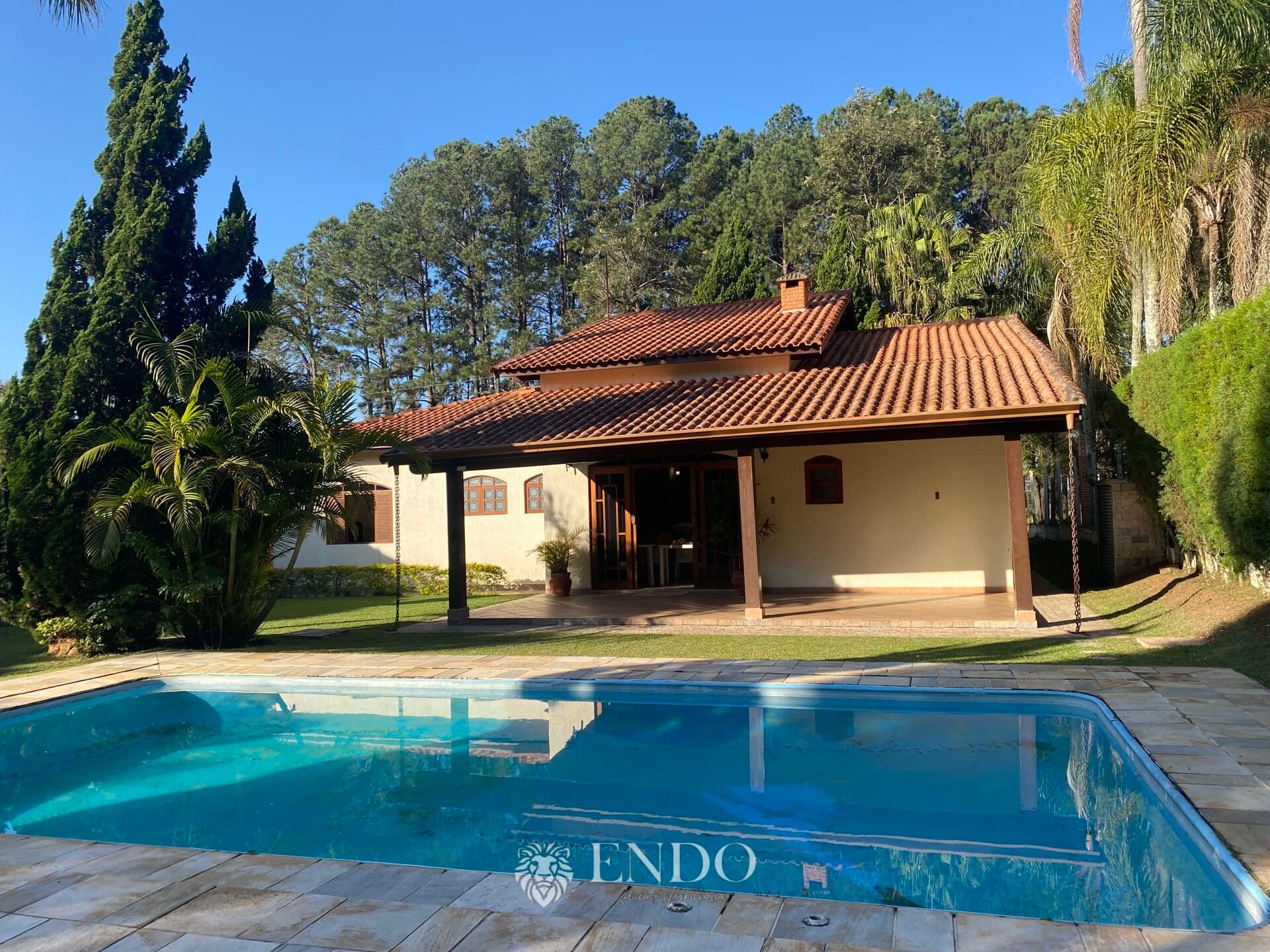 🔑 Casa Térrea com Piscina em Condomínio de Luxo – Veja Agora!