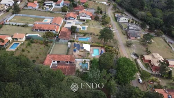 Lindo Chalé de Madeira e casa de hospedes em alvenaria em Condomínio