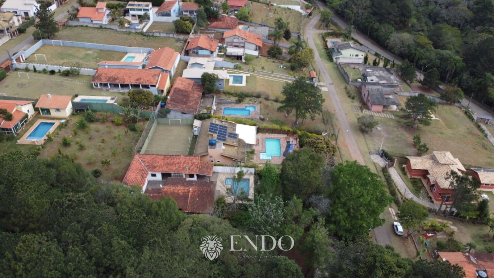 Lindo Chalé de Madeira e casa de hospedes em alvenaria em Condomínio