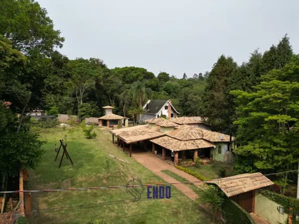 Linda chácara em condomínio fechado com 1780 m