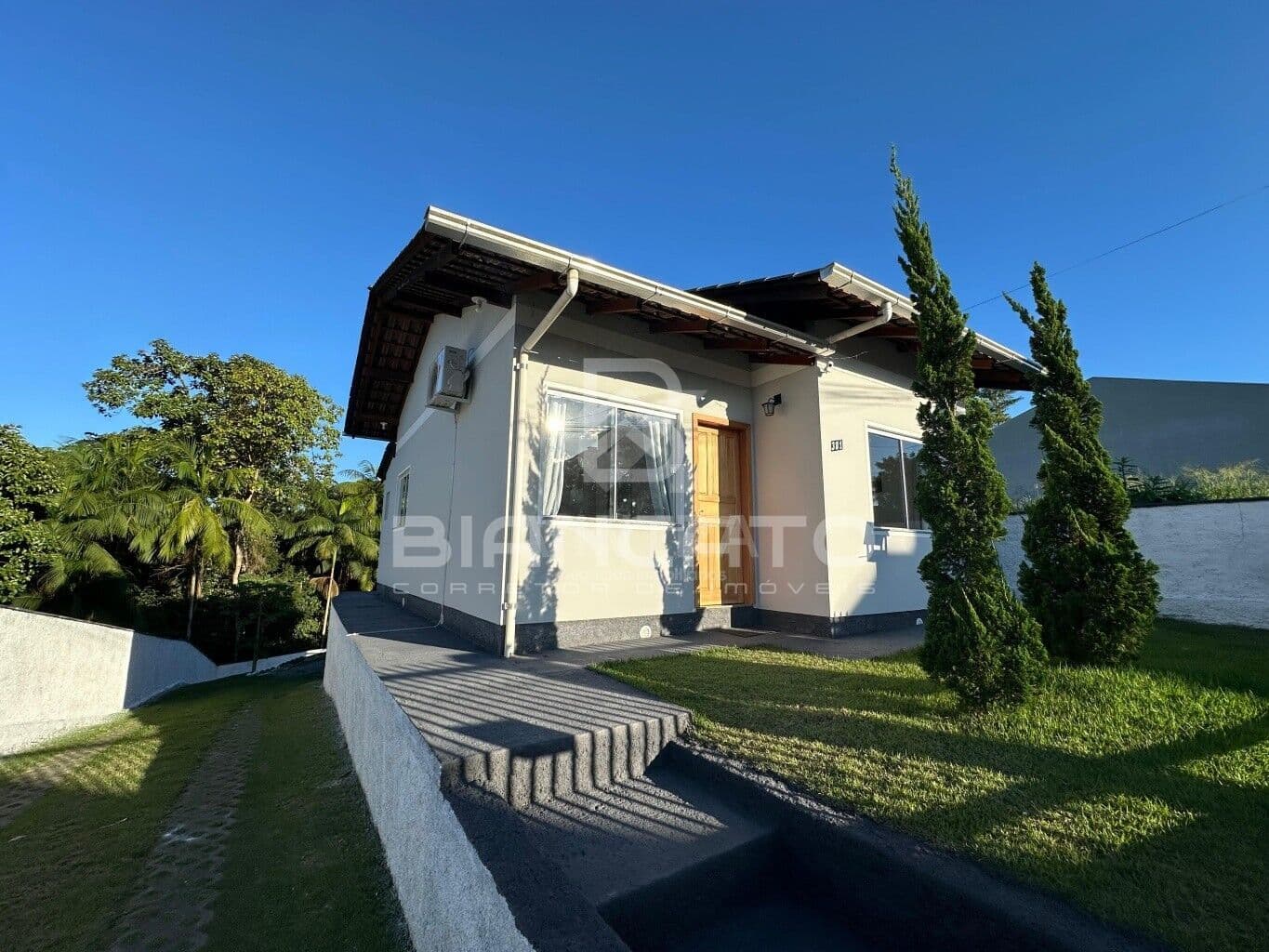 Casa de 2 quartos com amplo terreno de 382m2, em excelente localização