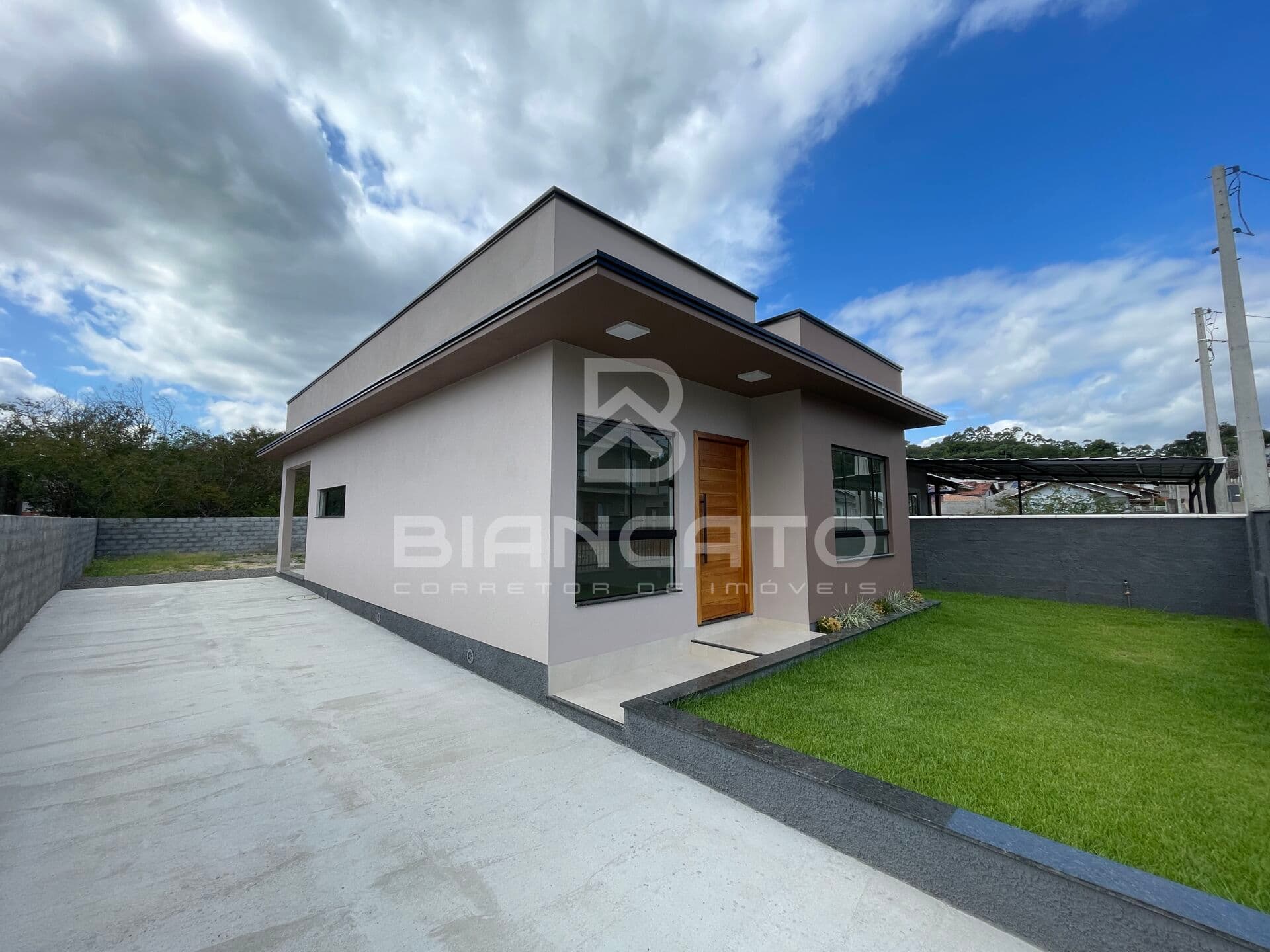 CASA COM AMPLO TERRENO NO BAIRRO WARNOW – INDAIAL!