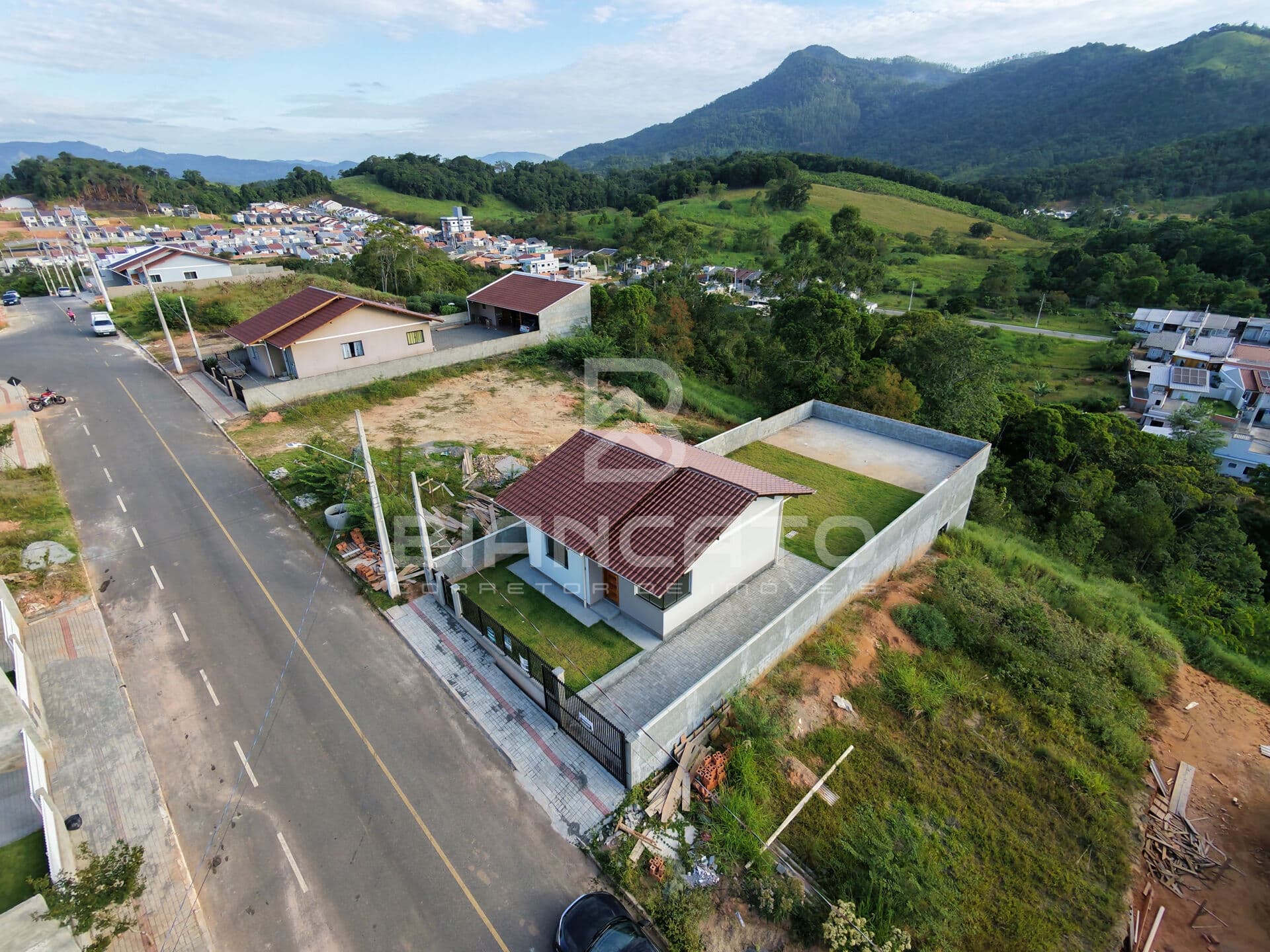 OPORTUNIDADE COM TERRENO AMPLO NO BAIRRO ARAPONGAS – INDAIAL!
