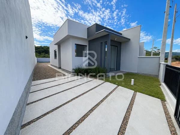 CASA EM FINAL DE RUA E COM TERRENO