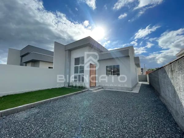 Linda casa com fachada moderna no Loteamento Jardim Europa – Indaial