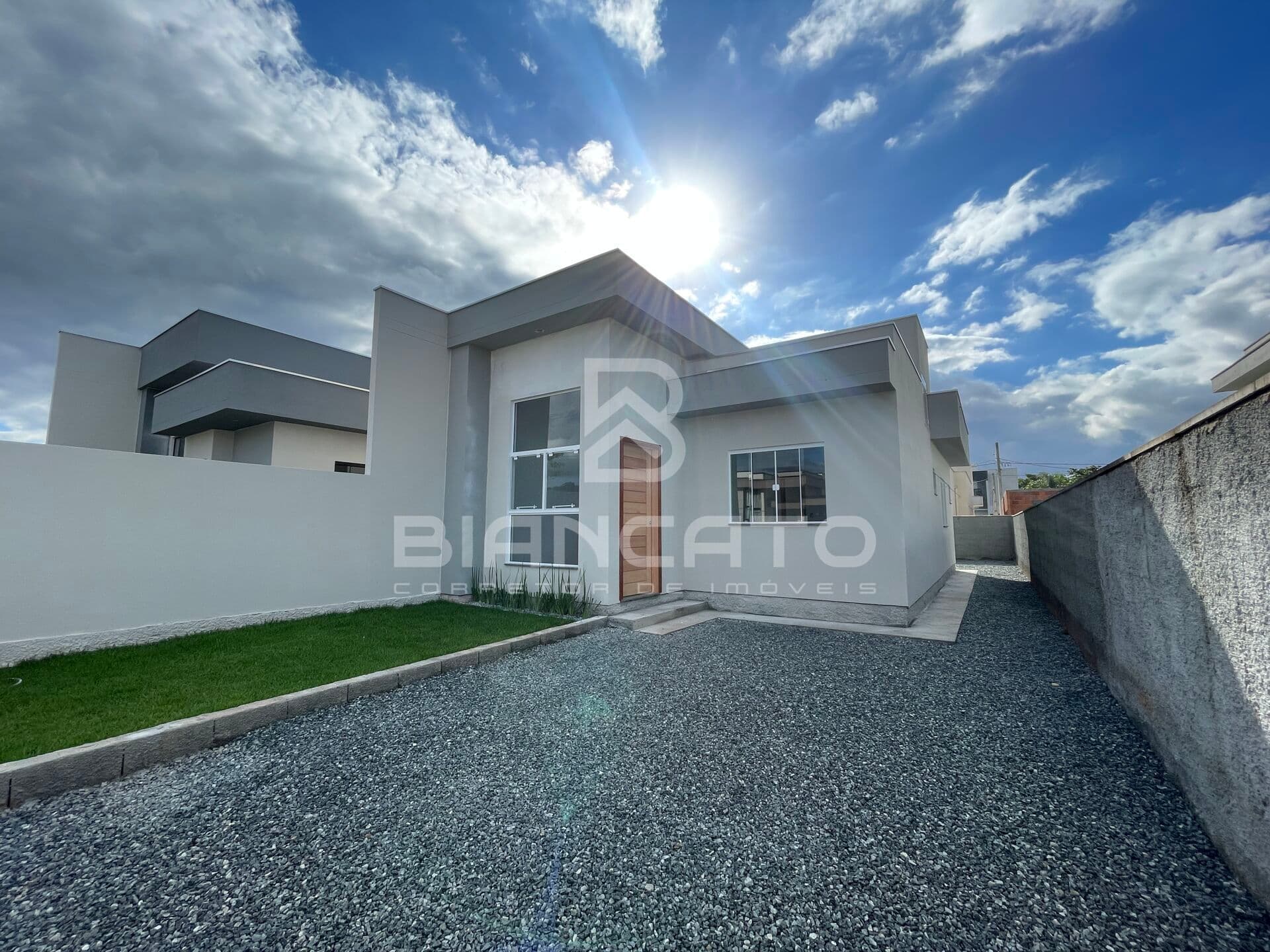Linda casa com fachada moderna no Loteamento Jardim Europa – Indaial