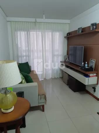 Apartamento de 2 quartos, sol da manhã e lazer na cobertura.