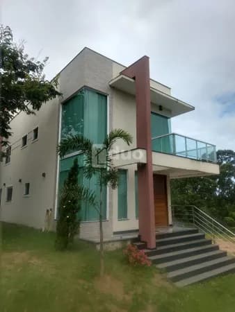 Luxuosa Casa Triplex no Condomínio Sol do Vale – Retiro do Congo