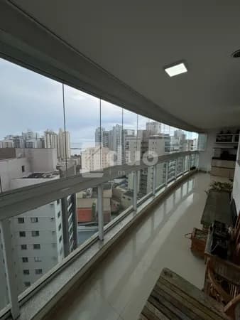 3 quartos (1 suíte), 2 vagas de garagem na quadra do mar!