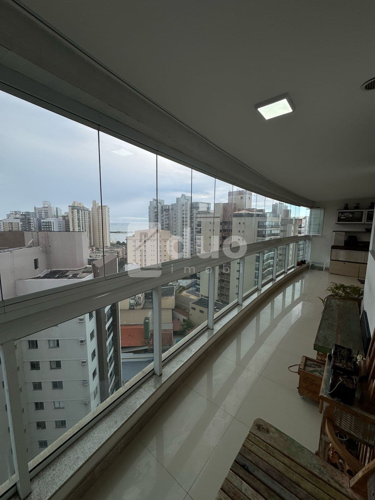 3 quartos (1 suíte), 2 vagas de garagem na quadra do mar!