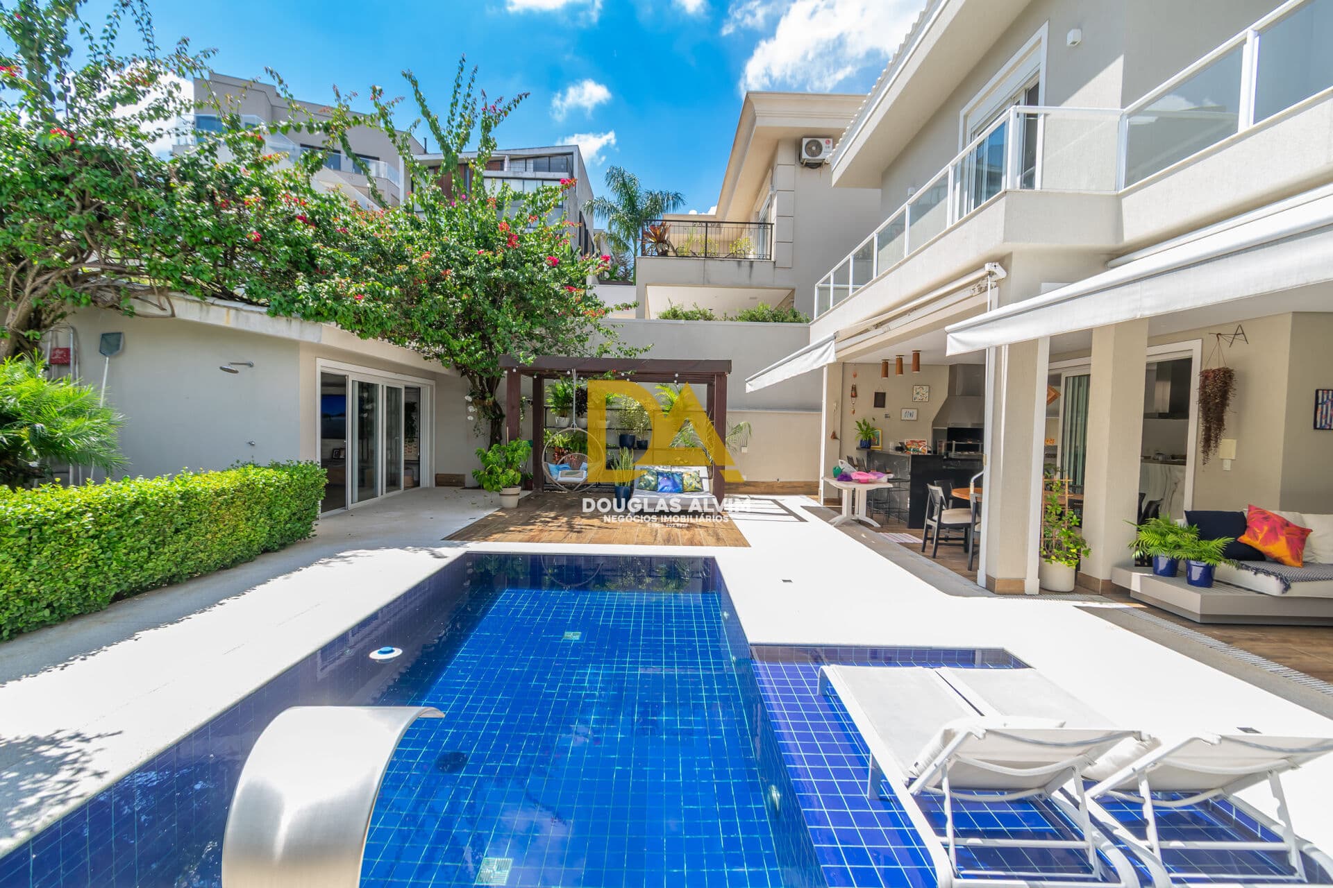 Casa MOBILIADA para Venda - 399m² - 4 suítes - Residencial Itahyê - Alphaville