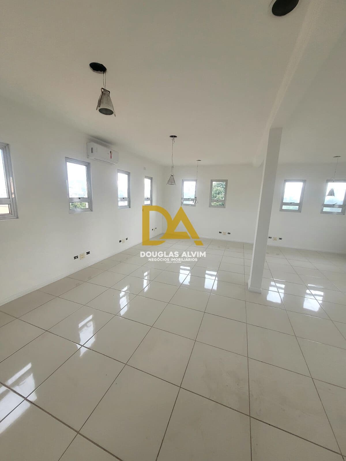 Casa Comercial para Locação - 405m² - 10 vagas de garagem - Jardim dos Camargos - Barueri