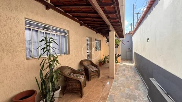 Duas Casas à Venda no Centro de São Joaquim de Bicas – Excelente Oportunidade!