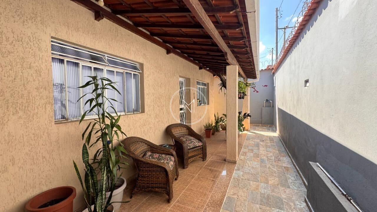 Duas Casas à Venda no Centro de São Joaquim de Bicas – Excelente Oportunidade!