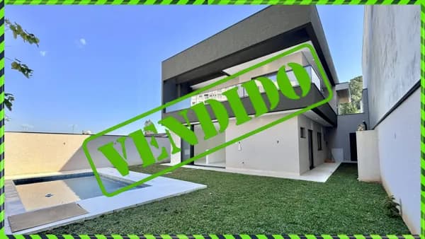 Sobrado - Alto Padrão 04 quartos (Suíte) - 248,00m² construídos - Centro.