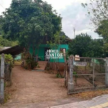 Terreno be localizado medindo 968m² com 2 casa em cima.