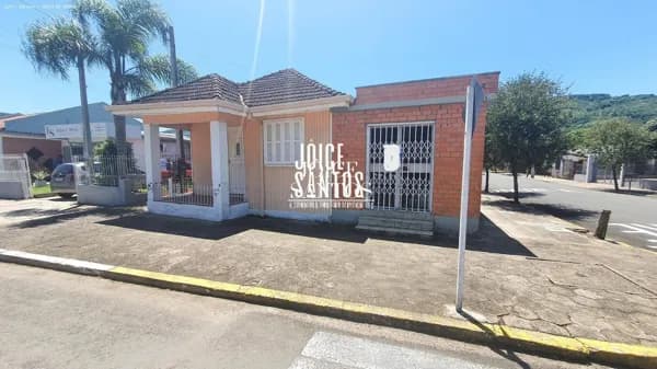 Casa Padrão de esquina no centro de Três Coroas.