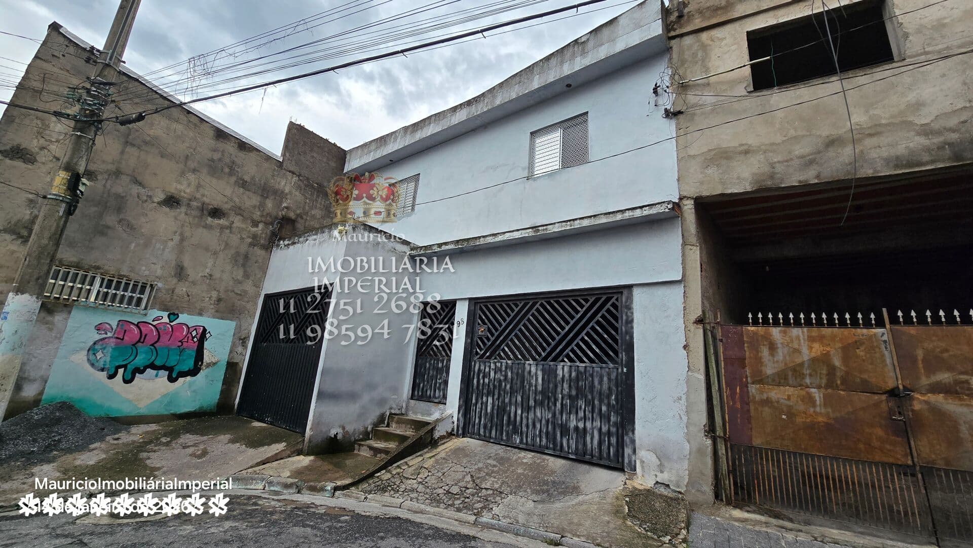 Sobrado Padrão 3 casas - 2 portoes para garagem ótima localização