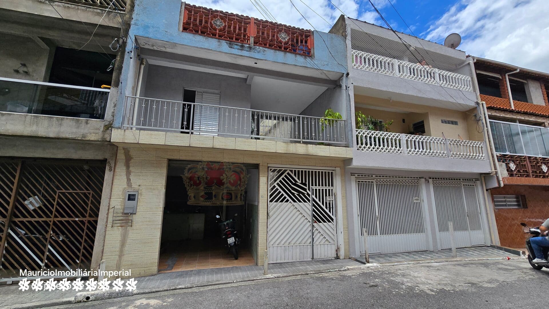 Sobrado com 3 casas, garagem e salão comercial