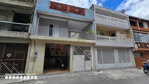Sobrado com 3 casas, garagem e salão comercial