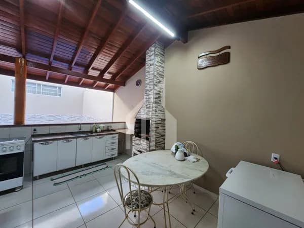 Casa com Ponto Comercial na frente