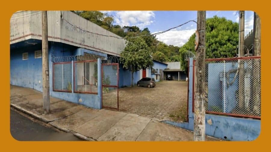 TERRENO COM AS SEGUINTES EDIFICAÇÕES: CASA RESIDENCIAL N. 334, DA RUA CAMILO DE MATOS; 03 PRÉDIOS COMERCIAIS/INDUSTRIAIS N.s 60 E 90 DA RUA LIBERDADE, E N. 87 DA RUA ARMANDO SALES, EM RIBEIRÃO PRETO/SP.