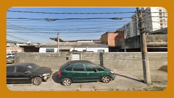 CASA RESIDENCIAL CERCADA POR UM MURO, LOCALIZADA NA RUA MARINA, Nº 483, ESQUINA COM A RUA VIDAL RAMOS, RIO DE JANEIRO/RJ.