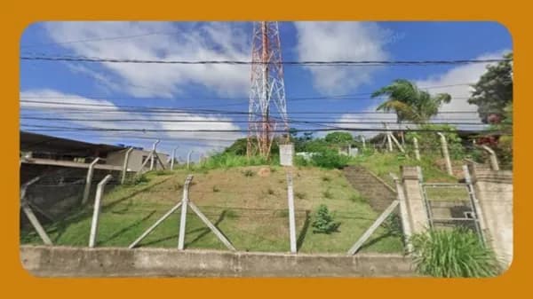 TERRENO PARCIALMENTE OCUPADO POR UMA TORRE DE TELEFONIA CELULAR, NA RUA DR. LUIZ ANTONIO VIEIRA PENA, Nº 872 SEGUNDO A PREFEITURA, EMBORA NO MURO DA FRENTE DO IMÓVEL CONSTE A NUMERAÇÃO 866. BAIRRO: MUNDO NOVO, JUIZ DE FORA/MG.
