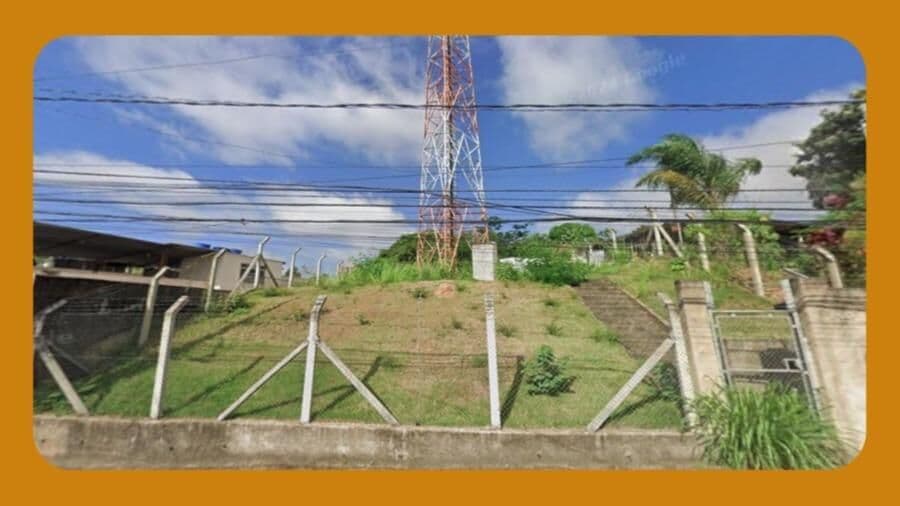 TERRENO PARCIALMENTE OCUPADO POR UMA TORRE DE TELEFONIA CELULAR, NA RUA DR. LUIZ ANTONIO VIEIRA PENA, Nº 872 SEGUNDO A PREFEITURA, EMBORA NO MURO DA FRENTE DO IMÓVEL CONSTE A NUMERAÇÃO 866. BAIRRO: MUNDO NOVO, JUIZ DE FORA/MG.