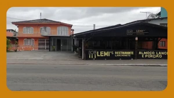 TERRENO COM EDIFICAÇÕES (UMA CASA RESIDENCIAL E UM RESTAURANTE), NA AVENIDA DOUTOR NEREU RAMOS, N° 2126, BAIRRO ROCIO GRANDE, SÃO FRANCISCO DO SUL/SC