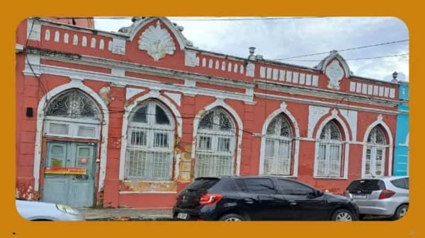 IMÓVEL TRATA-SE DE UMA CONSTRUÇÃO ANTIGA COM ARQUITETURA TÍPICA DO CENTRO HITÓRICO DE OLINDA, SITUADO NA RUA DO BONFIM, N° 47, CARMO, OLINDA/PE