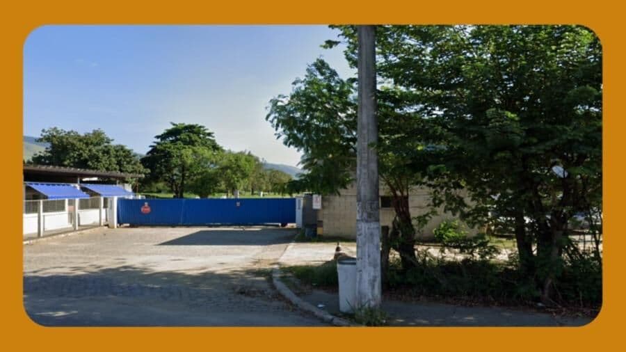 ÁREA DE TERRAS DE FORMA IRREGULAR, MEDINDO 815,00 METROS DE TESTADA PARA A ESTRADA LUIZ MÁRIO DA ROCHA LIMA, Nº 2320, AUSTIN, NOVA IGUAÇU/RJ.
