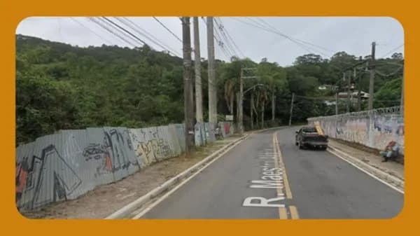 TERRENO DE FORMA IRREGULAR DESIGNADO POR ÁREA A2 DO DESMEMBRAMENTO 02/12, NA RUA MAESTRO ALDRO KRIEGER, AO LADO DO Nº 263, A 122,00M DA ESQUINA DA RUA VERA LINHARES DE ANDRADE, CORREGO GRANDE, 4º SUBDISTRITO DA TRINDADE, FLORIANOPOLIS/SC.