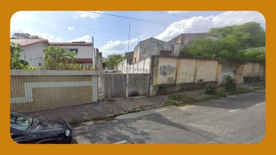 LOTE DE TERRENO EM FORMATO EM L, O QUAL FAZ PARTE DO ESTACIONAMENTO DO HOSPITAL JOÃO XXIII, LOCALIZADO ENTRE OS IMÓVEIS DE Nº 923 E 947 DA RUA VILENEUVE MAIA, CAMPINA GRANDE/PB