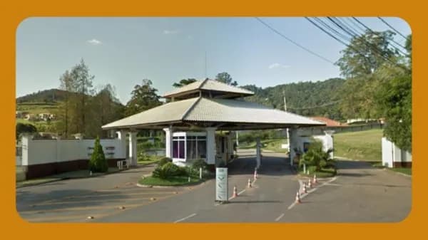 50% DO IMÓVEL SITUADO NO LOTE 05, QUADRA 11, DO LOTEAMENTO DENOMINADO RESIDENCIAL FAZENDA DO PORTO, NA RUA DOS GAVIÕES, Nº 45, COND. RESIDENCIAL PORTO ATIBAIA NO BAIRRO GUAXINDUVA, ATIBAIA/SP