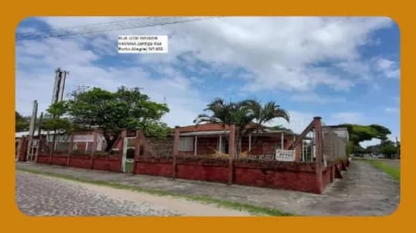 UMA CASA DE ALVENARIA, COM APROX. 287,82M², NA RUA JOSE WEIMER VIANA (ANTIGA RUA PORTO ALEGRE), Nº402, MALINSKY, ARROIO DO SAL/RS.