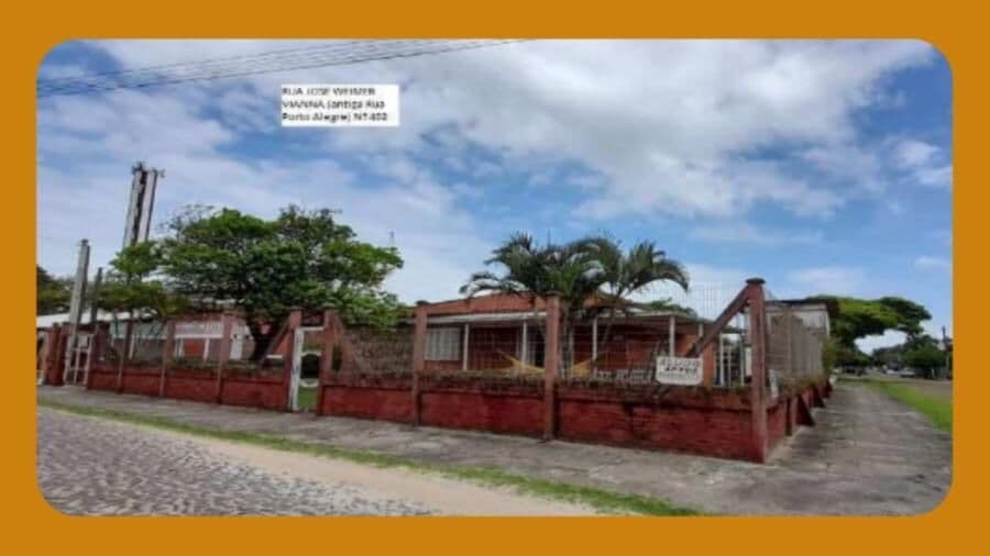 UMA CASA DE ALVENARIA, COM APROX. 287,82M², NA RUA JOSE WEIMER VIANA (ANTIGA RUA PORTO ALEGRE), Nº402, MALINSKY, ARROIO DO SAL/RS.